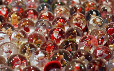 Những quả cầu tuyết chủ điểm Giáng sinh được bày bán ở một khu chợ tại thành phố Nuremberg, Đức.