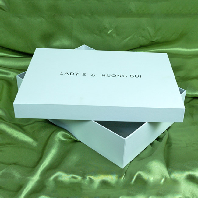 Hộp cứng đựng quần áo thương hiệu Lady&HuongBui