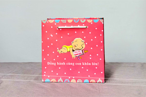 In túi giấy đựng quần áo trẻ em