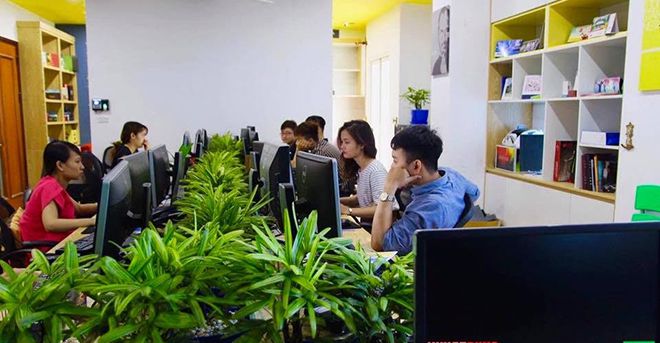 Trao đổi và tư vấn khách hàng khi in hộp bằng giấy tại In Việt Dũng