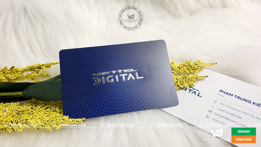 In card visit nhựa trắng có ép kim ánh bạc logo cho Ceo công ty Viettel Digital