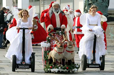 Ông già Noel và các thiên thần lướt đi trên những con phố của thành phố Berlin, Đức.
