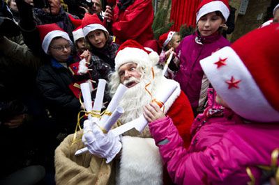 Ông già Noel vẫy tay chào mọi người trên đường phố London, Anh.