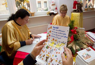 Người phụ nữ phúc đáp lại lá thư gửi tới cho ông già Noel ở bưu điện thị trấn Himmelpfort, Đức.