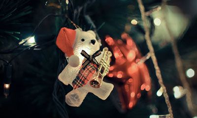Một chú gấu gắn trên cây thông Noel trong một siêu thị ở thành phố Hồ Chí Minh.