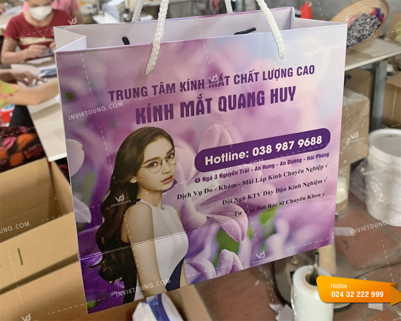 Mẫu túi xách giấy đựng kính mắt Quang Huy