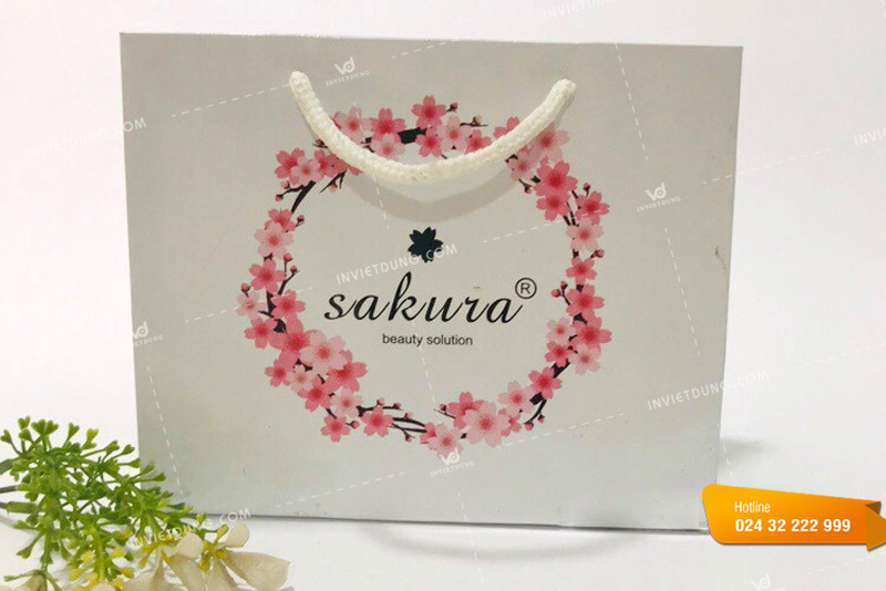 In túi xách giấy thẩm mỹ viện Sakura với thiết kế cực kỳ sang trọng